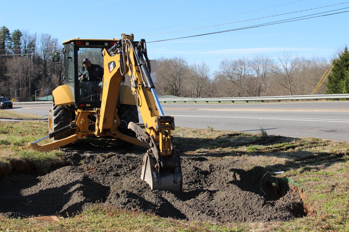 City staff are repairing a small part of the sinkhole near Sanford Drive today, which first opened on the property of the United States Post Office, and has continued to grow and now threatens infrastructure belonging to the City. Read more: morgantonnc.gov/index.php/gove…