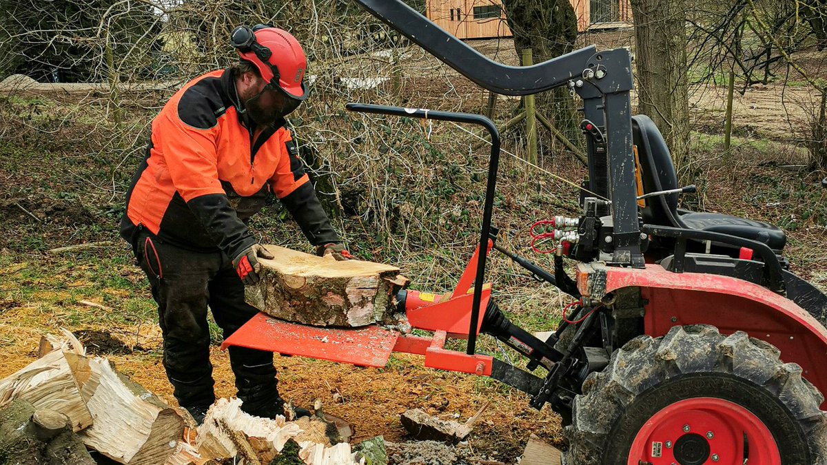 YorksArboretum's tweet image. Logging off for the weekend - Ben using our new log splitter.

@TreeSpanner #yorarb #fridayfeeling #arborist
