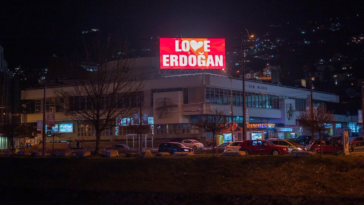 AsliAyDincer's tweet photo. Burası, bilge kral Aliya İzzetbegovic'in ülkesi Bosna Hersek.
Reklam panolarına "Stop Erdoğan" yazan New York'a, "Love Erdoğan" yazarak cevap vermişler.
Bana da alkışlayıp paylaşmak düşer 👏 https://t.co/gEkvK5vO7p