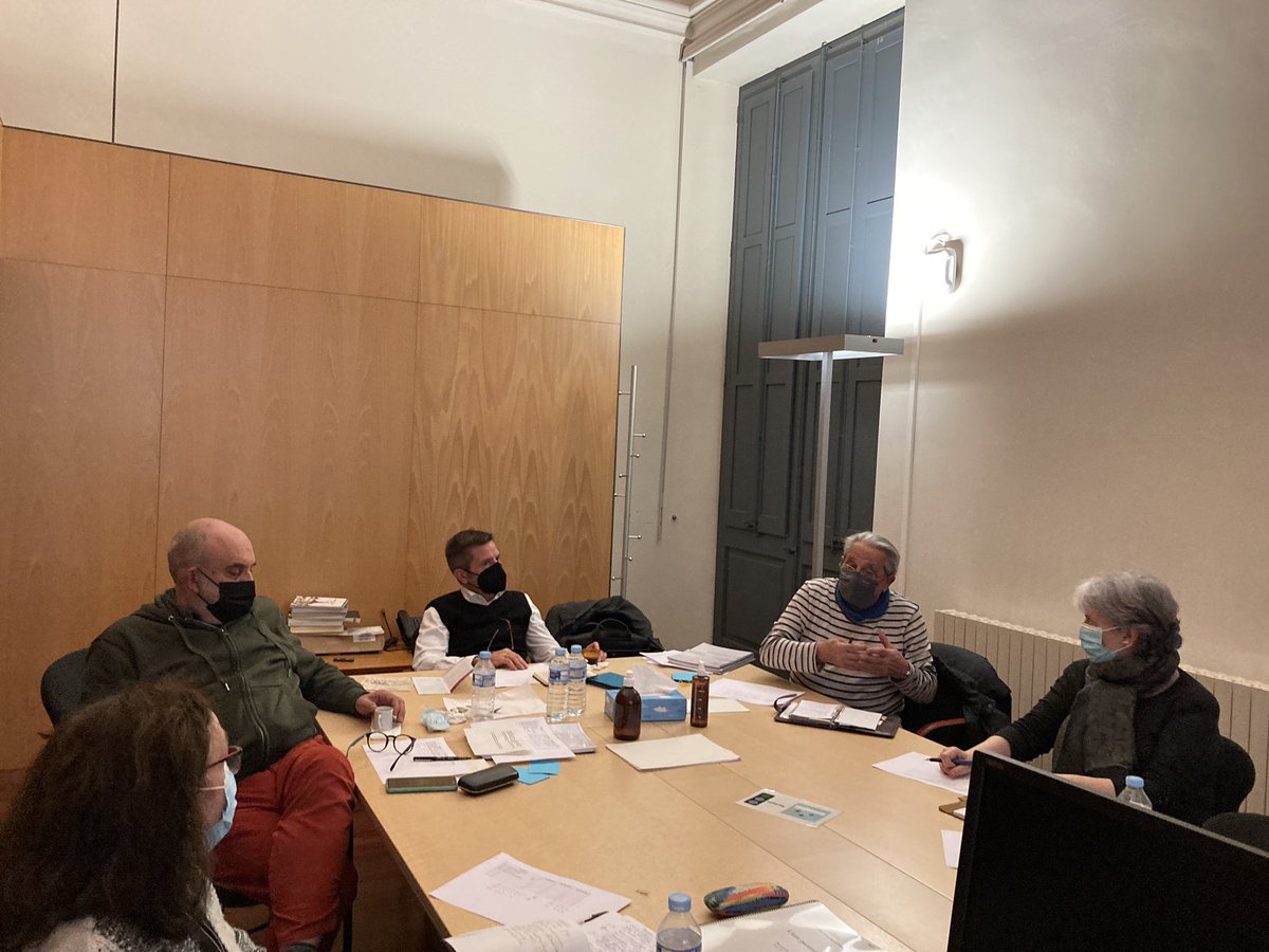 CarmeRenedo's tweet photo. Shhhhh! El jurat dels @RedaccioRecvll fa feina. Us puc garantir que treballen amb una concentració impressionant, tant els que s’han trobat presencialment a la seu dels Serveis territorials de @cultura_cat com els que ho fan a distància.
Aviat en tindrem notícies! https://t.co/yOwoYvuuU0