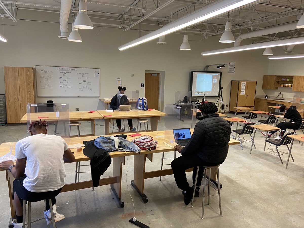 DMT_Visual_Arts's tweet photo. Making it work: hybrid learning in art classes! #APSArts #TherrellStrong https://t.co/qpAAXv7nV3