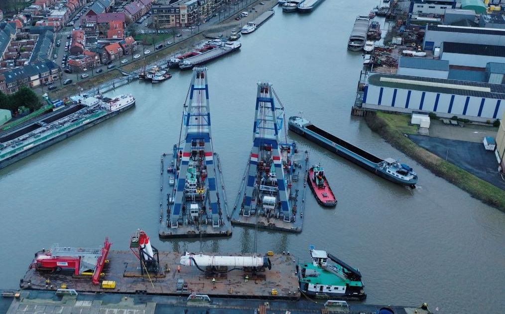 MullerDordrecht's tweet photo. Friday’s Picture 📸 | Orion & Barge 6515
Muller barge 6515 and pushboat Orion seen loading heavy equipment with help of two floating sheerlegs at inland port Sliedrecht!
#pushboat #heavytransport https://t.co/o7JqB6tFKE