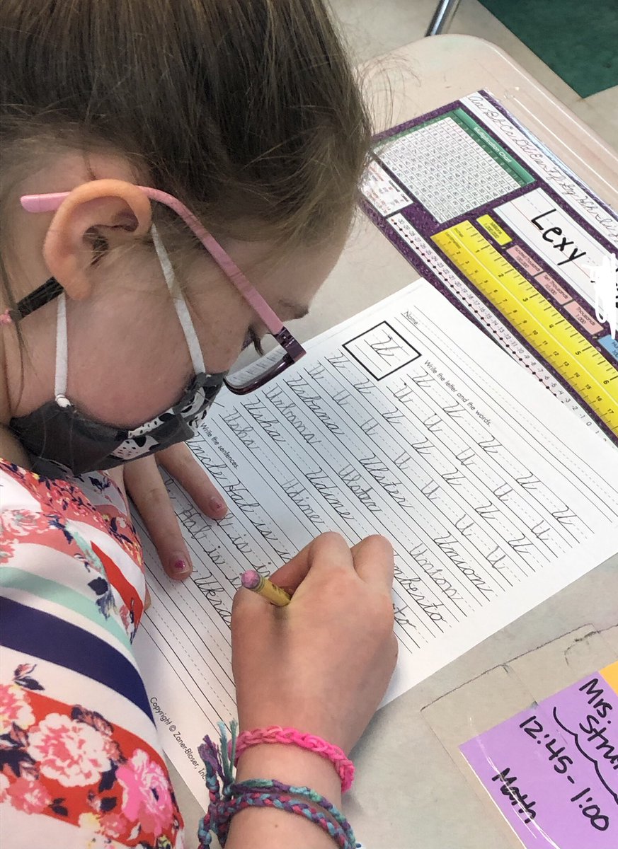 MrsLaMottGrade3's tweet photo. Working hard on our #cursive K and U today! #hlwwproud #hlwwlakers #3rdgrade #lakerleaders #lakerproud #handwriting #cursiveletters #readitandwriteit https://t.co/QLYv8Gkw1d