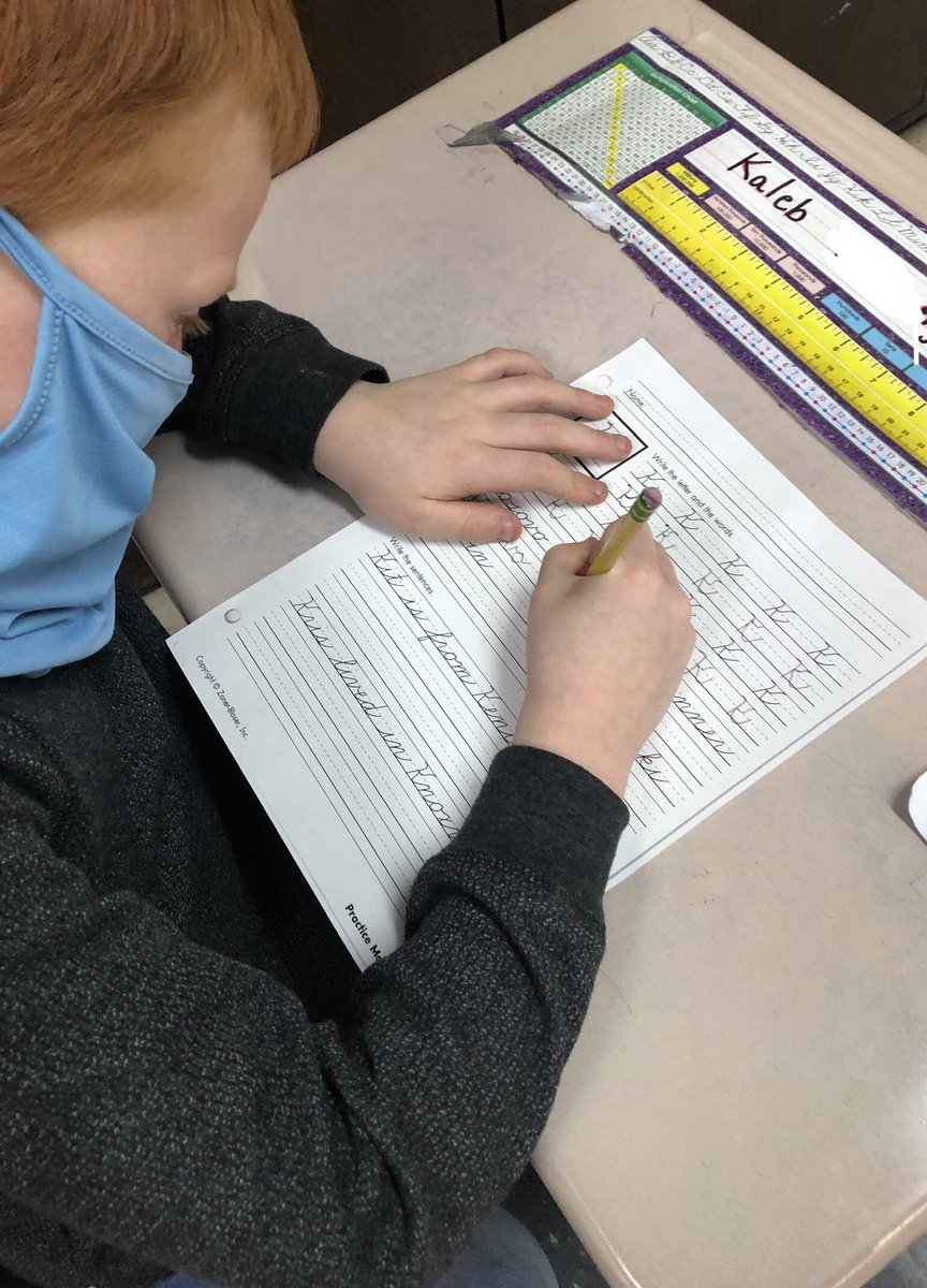 MrsLaMottGrade3's tweet photo. Working hard on our #cursive K and U today! #hlwwproud #hlwwlakers #3rdgrade #lakerleaders #lakerproud #handwriting #cursiveletters #readitandwriteit https://t.co/QLYv8Gkw1d