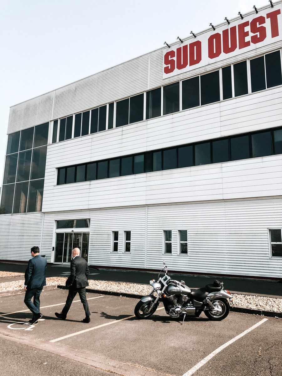 Alliance_Presse's tweet photo. En visite au groupe PMSO et au groupe @sudouest, le PDT  @LouettePierre et le DG @PPetillault ont été reçus par Vincent David et @Patrickvenries et leurs équipes.

Une journée riche en échanges autour des enjeux industriels, numériques et de diversification de la #presse écrite. https://t.co/AF3Tf5OSB9