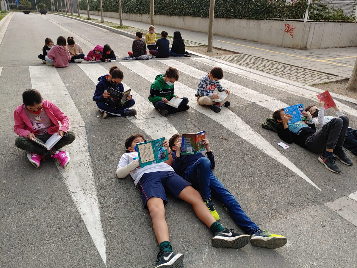 Alumnes de 4t han gaudit d'un espai nou de lectura. Calma i tranquil·litat al carrer.
#eciutatdalba #gustperlalectura