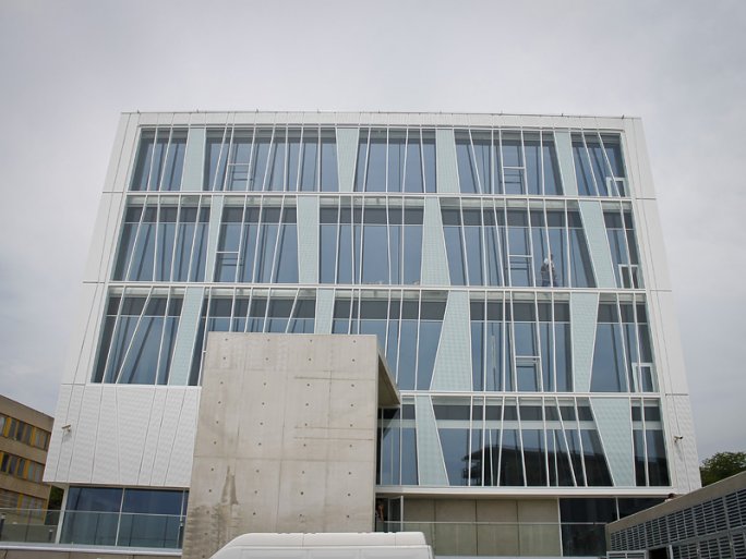 The Szentágothai #Research  Centre (UP) helps in the fight against coronavirus 🔬🧪💡 with URSAPHARM Arzneimittel and CEBINA focusing on #azelastine hydrochloride as a potential therapeutic drug against COVID19. 
international.pte.hu/news/contribut…
#fightingCovid #virology #national #lab