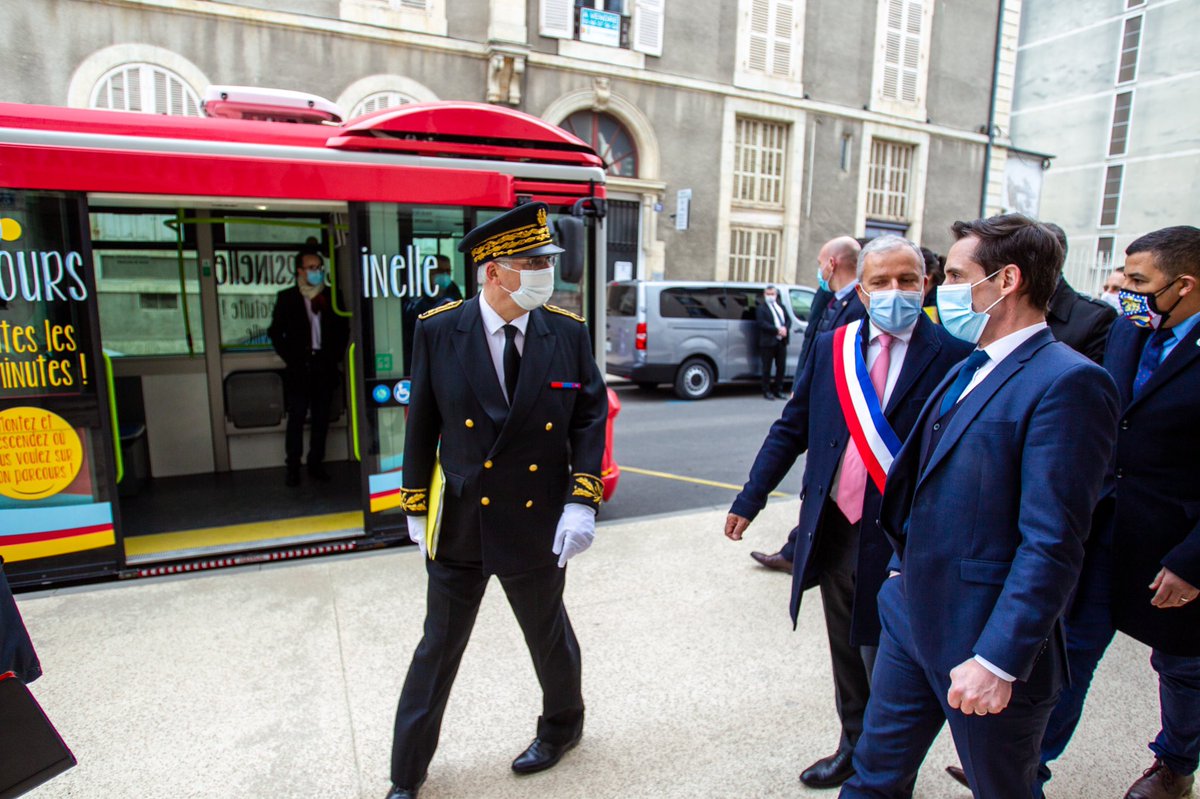 <a href="/Djebbari_JB/">Jean-Baptiste Djebbari</a> en visite à Nevers ce vendredi 5 mars.
L’occasion de lui présenter l’innovation en expérimentation « #FLOWELL » déployée à @villedenevers et de monter à bord de notre célèbre « Coursinelle », la navette locale 100% électrique, gratuite et accessible à tous.
