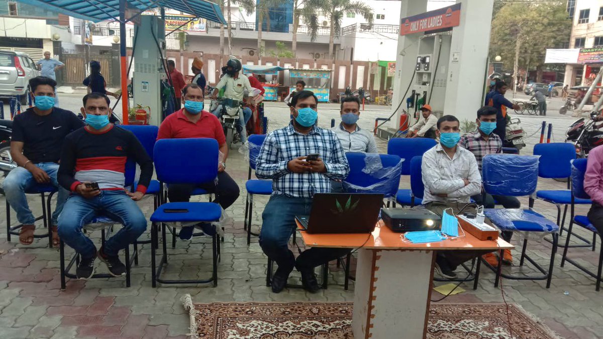 IOCL_KANPUR's tweet photo. People at @IndianOilcl ROs in Kanpur watching Hon’ble Shri Narendra Modi receiving the prestigious #CERAWeek Global Energy Environment Leadership award today. @IndianOilcl @IOCL_UP https://t.co/k2f2ZLhlGX