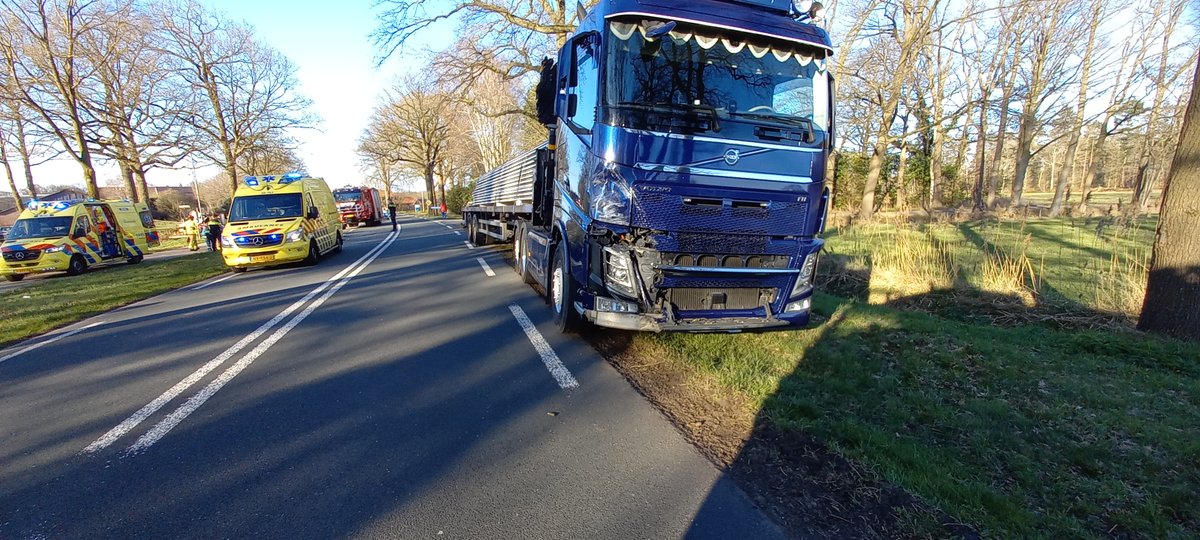 Automobilist bekneld na aanrijding met vrachtwagen in #Vorden [+foto's] Lees meer:..