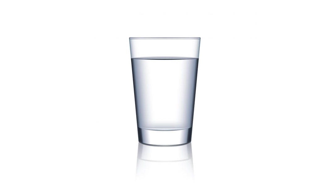 Не дали стакан воды. Стакан воды. Крупно стакан воды. Горячая вода в стакане. Стакан теплой воды.