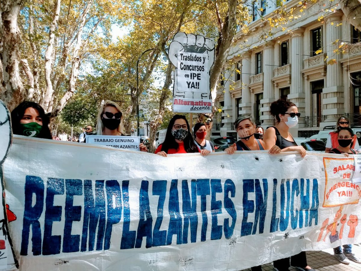 jime_sosaa's tweet photo. Junto a la docencia y los reemplazantes en lucha estamos exigiendo condiciones sanitarias y salariales
Mientras que @alferdez @omarperotti ganan en 1 mes lo gana una maestra en 1 año, nosotras seguimos organizando la bronca para el #NoInicio.
@MST_SantaFe @RosarioAmsafe https://t.co/3lK5dxDL8z