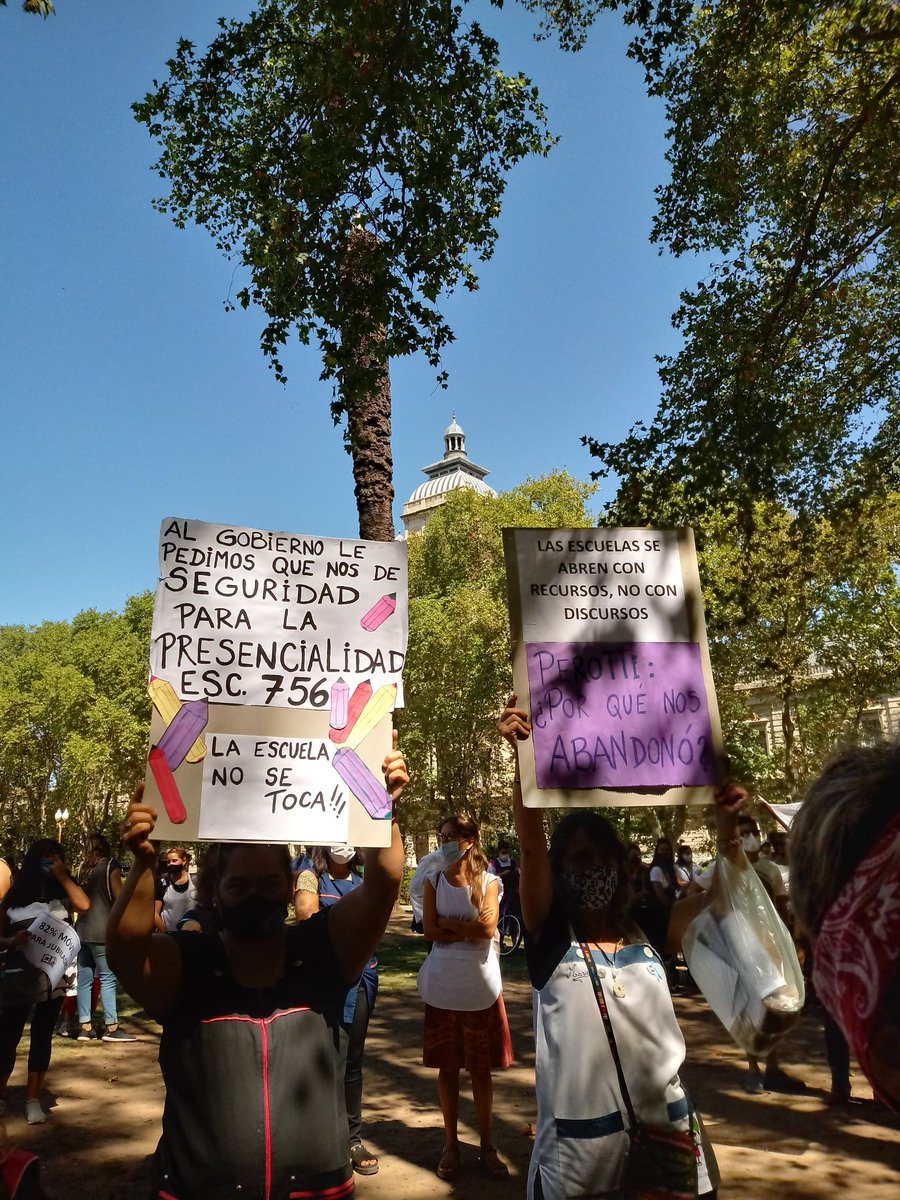 jime_sosaa's tweet photo. Junto a la docencia y los reemplazantes en lucha estamos exigiendo condiciones sanitarias y salariales
Mientras que @alferdez @omarperotti ganan en 1 mes lo gana una maestra en 1 año, nosotras seguimos organizando la bronca para el #NoInicio.
@MST_SantaFe @RosarioAmsafe https://t.co/3lK5dxDL8z