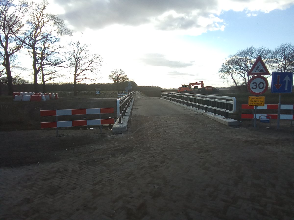 Het werk zit er voor de heren van <a href="/Gerwers/">Gerwers</a> deze week weer op! De leuningen zitten eraan, Juultje bekijkt de brug en intussen weet ik nog niet wat ik er van moet vinden…
De beton lijkt wel erg massief en grijs. En de leuning ziet er, euh… stevig uit? 
#westenesch #oranjekanaal
