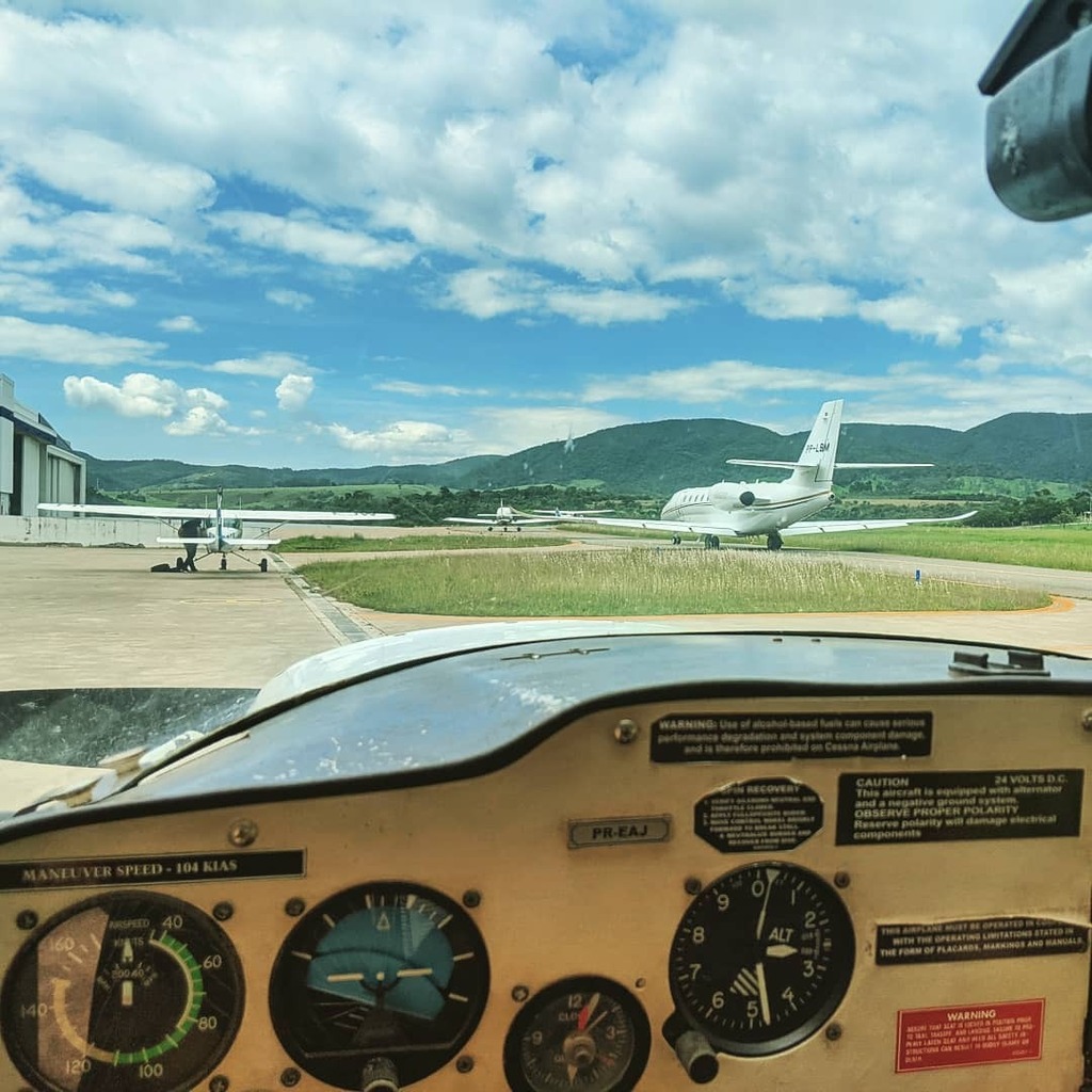 suzanabueno's tweet photo. No Instagram: Pegando um congestionamento básico 😅🛩️
#avgeek #aviation #aviacao #aviao #comoeuvou https://t.co/o5eYiquBpt https://t.co/A68BuBQwJZ