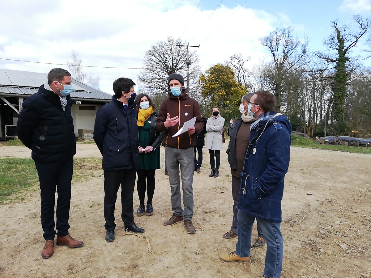 ConfPaysanne's tweet photo. #SalonAlaFerme : visite de la ferme de Gwenaël Floch avec @J_Denormandie. Montrer la réalité d'une petite ferme, ici, en maraîchage, pour qu'elles cessent d'être les #OubliesdelaPAC. https://t.co/mfBQnOs1Dy