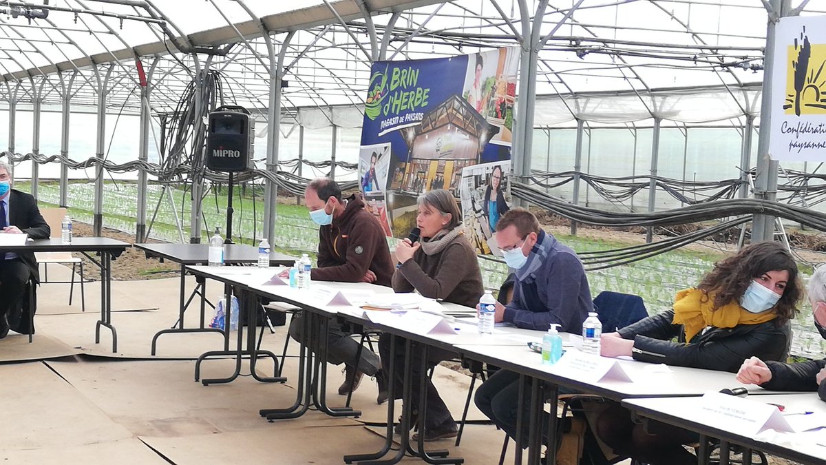 ConfPaysanne's tweet photo. #SalonAlaFerme : visite de la ferme de Gwenaël Floch avec @J_Denormandie. Montrer la réalité d'une petite ferme, ici, en maraîchage, pour qu'elles cessent d'être les #OubliesdelaPAC. https://t.co/mfBQnOs1Dy