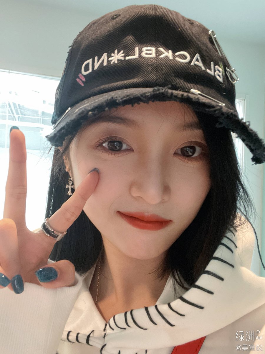 xuanyisns's tweet image. 210305 | Weibo update:
"Just starting a job #SpringLimited 🤔️"
📎 | share.api.weibo.cn/share/20734712…

#XUANYI #吴宣仪 #선의