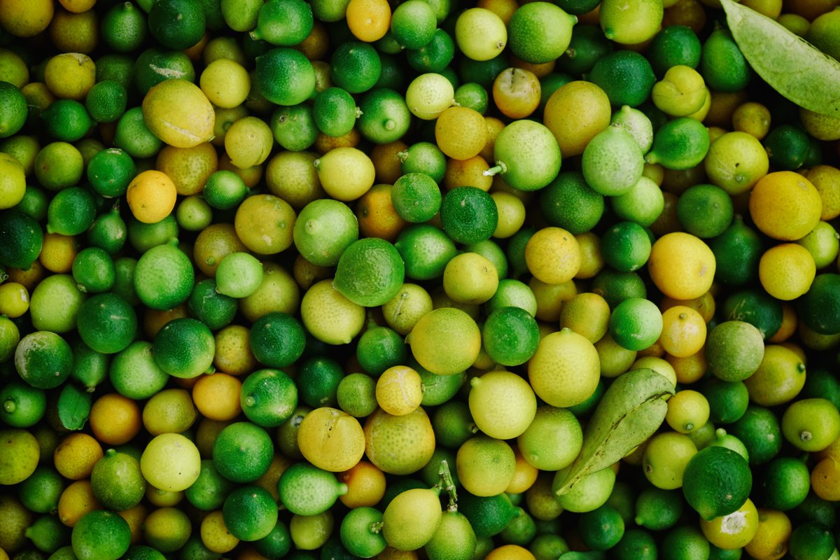 Whether you squeeze lemon or lime juice into water or drink it in a Marquis, these tangy citrus fruits provide you with the same vitamins and minerals as all other citrus fruits. The best part: they do it with less sugar. 🍋