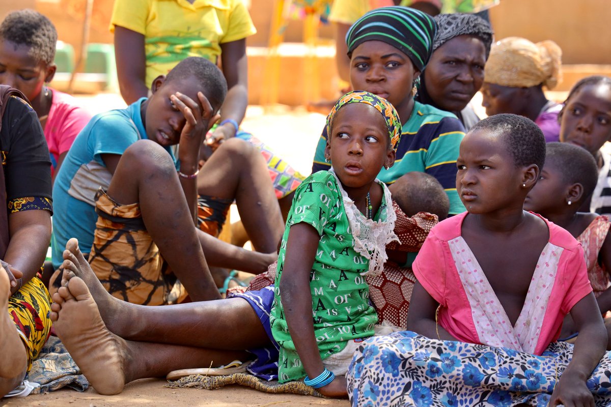 UNOCHA_fr's tweet photo. "Les habitants du Burkina Faso font preuve d'une incroyable force face à des défis énormes. Les communautés ont désespérément besoin de l'aide internationale pour se remettre sur pied. Leur résilience est forte, mais elle s'érode." @rajasingham_UN 

https://t.co/xI7NtLoBhK https://t.co/K52M8vb5Re