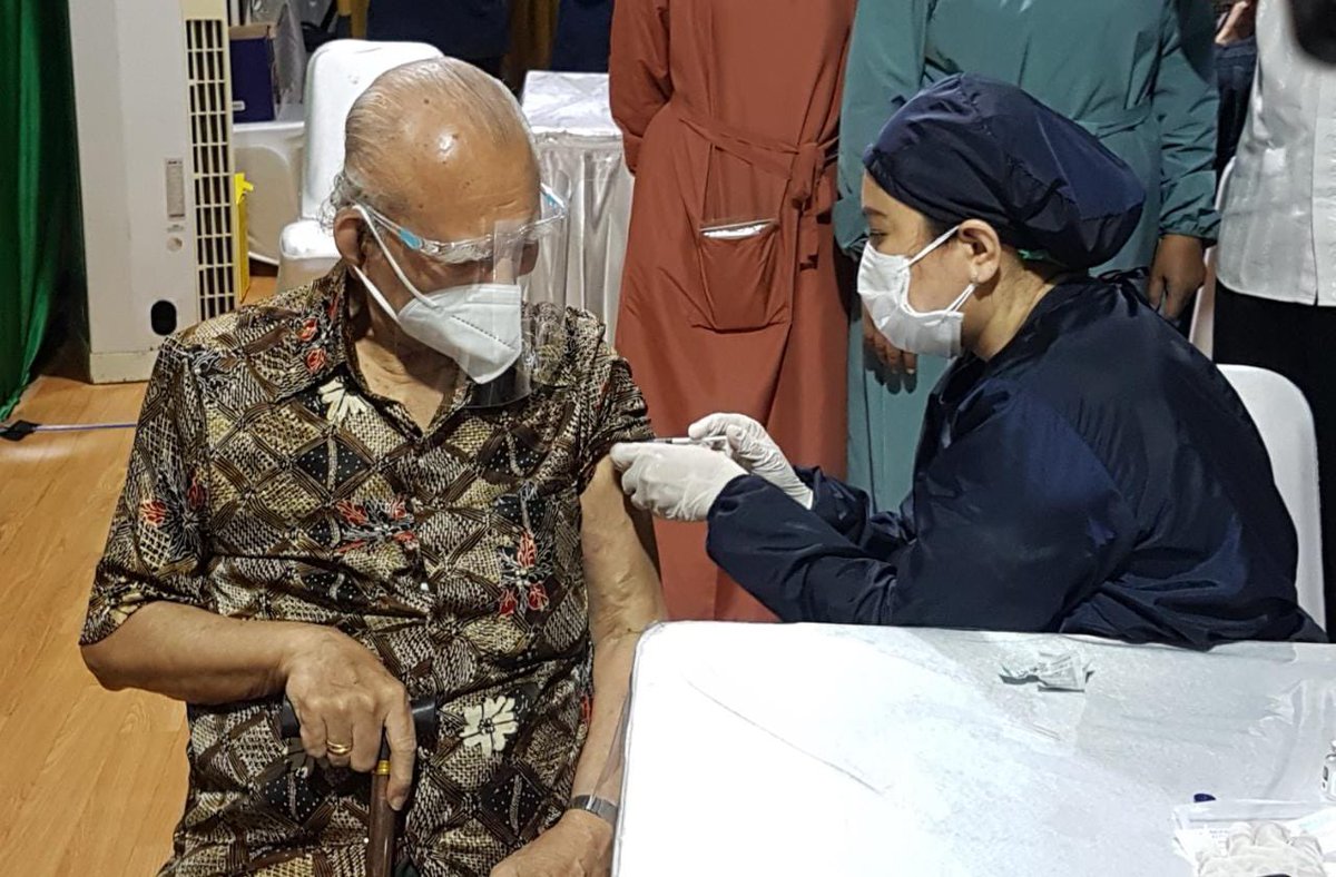 BudiGSadikin's tweet photo. Bekerja menyelesaikan tugas #VaksinUntukRakyatIndonesia . Memperhatikan momen-momen yang sangat bermakna dan menggambarkan kebhinnekaan Indonesia.
Sebaik-baiknya manusia adalah yang bermanfaat bagi sesama manusia. https://t.co/aAloq8wJQ8