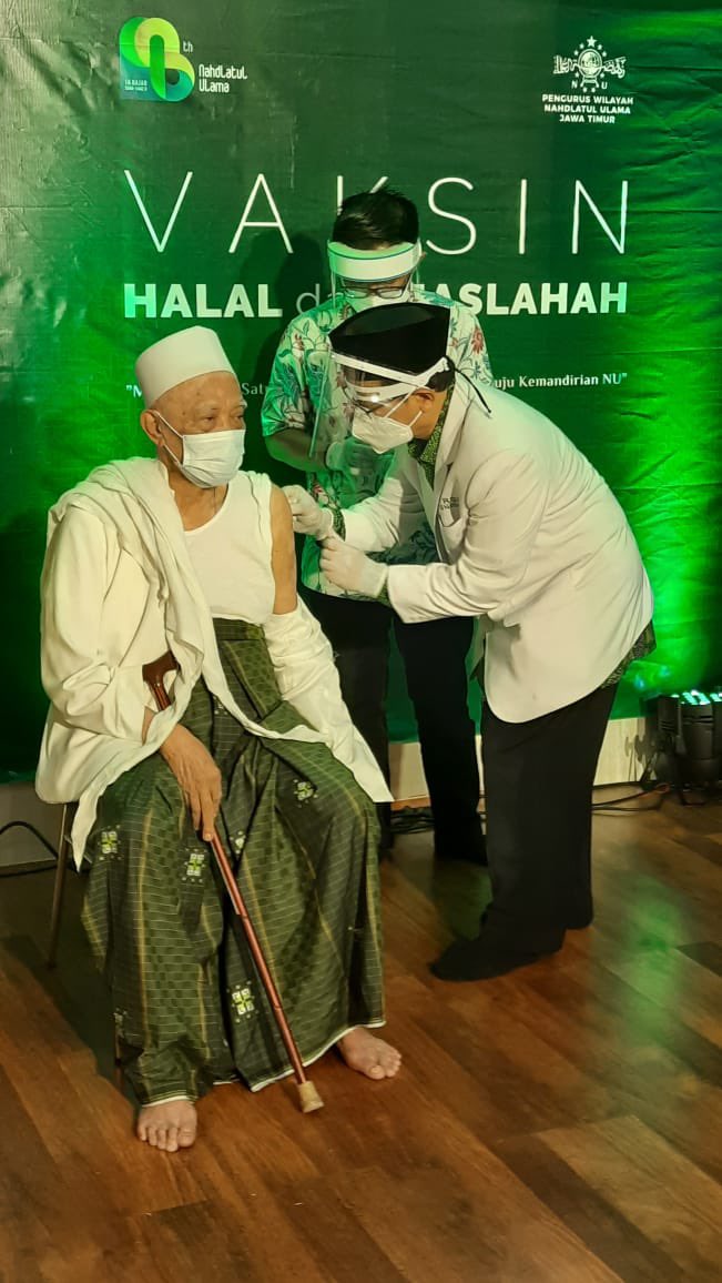 BudiGSadikin's tweet photo. Bekerja menyelesaikan tugas #VaksinUntukRakyatIndonesia . Memperhatikan momen-momen yang sangat bermakna dan menggambarkan kebhinnekaan Indonesia.
Sebaik-baiknya manusia adalah yang bermanfaat bagi sesama manusia. https://t.co/aAloq8wJQ8