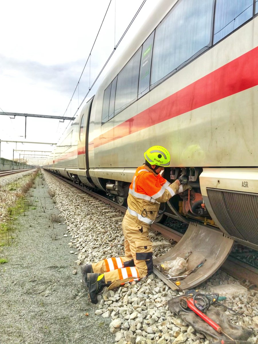 ICB_ProRail's tweet photo. 🚄ICE TOT STILSTAND🚨

Op één dag stranden twee ICE treinen op hetzelfde traject in de buurt van Zevenaar. Wij worden opgeroepen om de reizigers te evacueren en om te helpen de treinen af te slepen. Kijk jij mee hoe we dit aanpakken?

https://t.co/OuK8JG9LJv

#ProRail https://t.co/t9lyy7FrTO