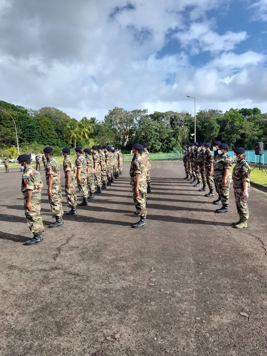 Malgré un contexte sanitaire très restrictif, les familles sont de retour au <a href="/RSMA972/">RSMA Martinique</a> pour assister à la présentation au drapeau de nos volontaires. 
#fiersdenosvolontaires #sma #rsma #formation #insertion