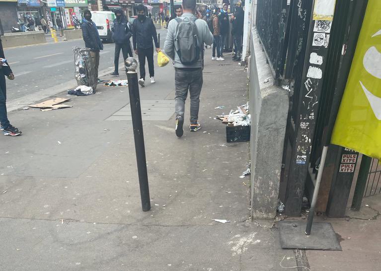 [#ANTITAG] Bon, les rideaux métalliques sont propres autour de #LaChapelle, mais pour autant nous avons encore BEAUCOUP de choses avec vous <a href="/cbrossel/">Colombe Brossel</a> <a href="/nortman/">Andrew Norton</a> ... 

Comment s’y prend-on, par exemple à partir du 4 rue Marx Dormoy en remontant vers le Nord ?