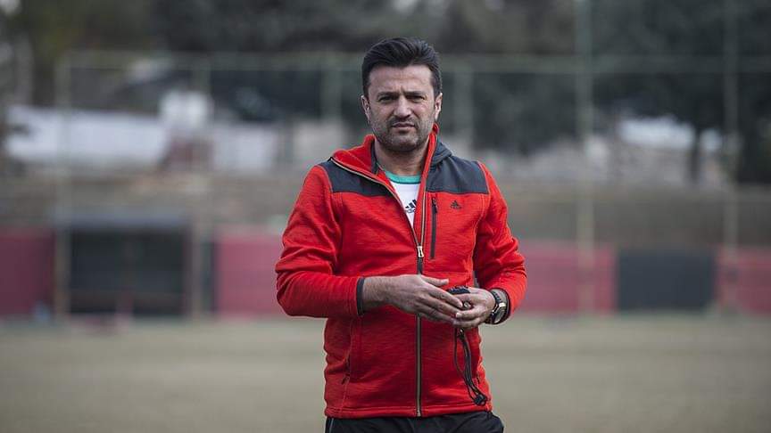 MRizesporlular's tweet photo. Bülent Uygun gibi hiç bir başarısı olmayan veya başarıya endeksli bir profil çizmeyen sadece Rizeli diye ona güvenip Çaykur Rizespor kulübünün başına getirmek en büyük futbol cahilliğidir! https://t.co/PdU8PdEDGc