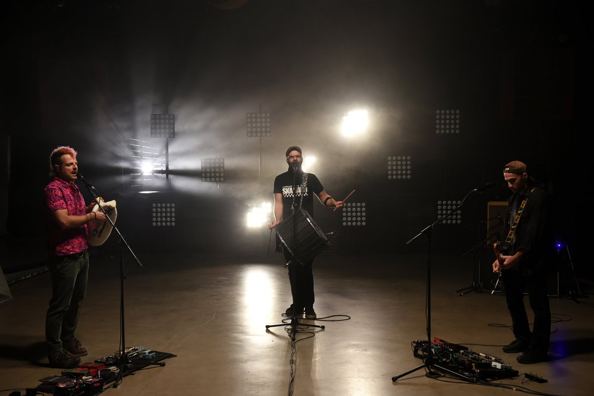 OnassisStegi's tweet photo. Είτε αγαπάτε το επίμονο headbanging, είτε ξημερώνετε σε μαραθώνια πανηγύρια, ετοιμαστείτε για πανκοπανηγυροψυχεδέλεια στο #OnassisChannel στο YouTube.
Οι @ThraxPunks στο WE, απόψε στις 21:00 στο https://t.co/ZpwCw13jMx
#STAGESALIVE https://t.co/l2A7glFIsz