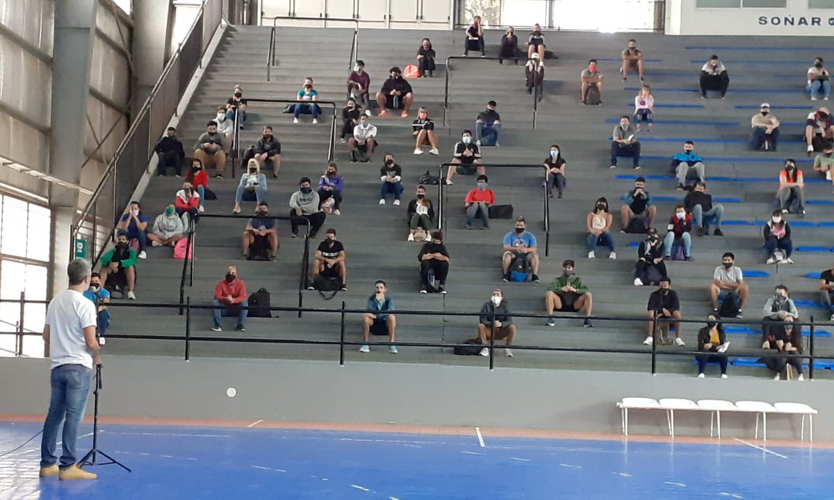Manuelcorder's tweet photo. Con el equipo de @lomasdeportes dimos la bienvenida a los futuros árbitros y árbitras que empiezan las clases en la Escuela Municipal de Arbitraje. 
Arranca un nuevo ciclo y con él la inclusión social que brindan el deporte y la educación.
#OrgulloSerDeLomas
#CuentenConElDeporte https://t.co/v5eqd3EGB8