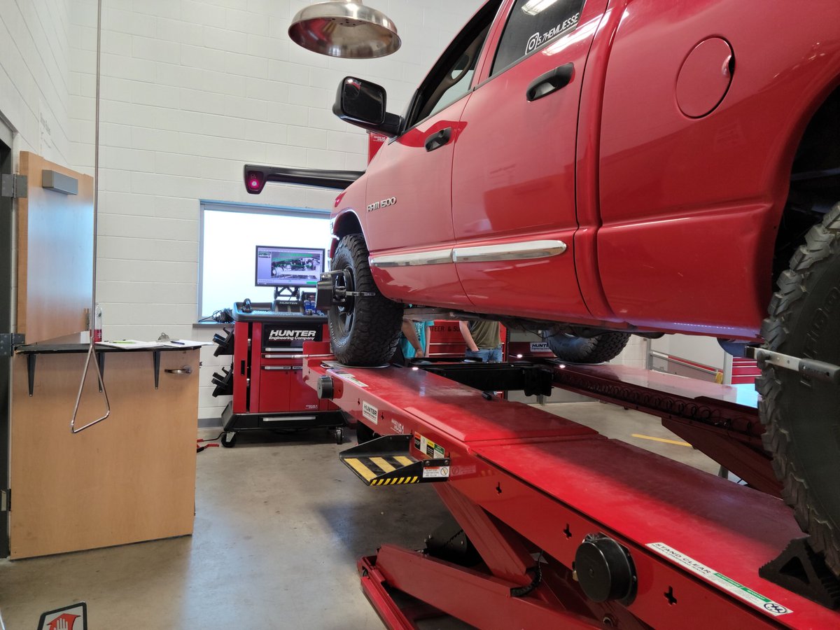 KCAL_AutoTech's tweet image. Busy day in the #KcalAutoTech shop! Checking brakes and brake fluid, working with @HunterEngCo alignment machine, and unloading donatef engines from @MoritzAlliance_ !