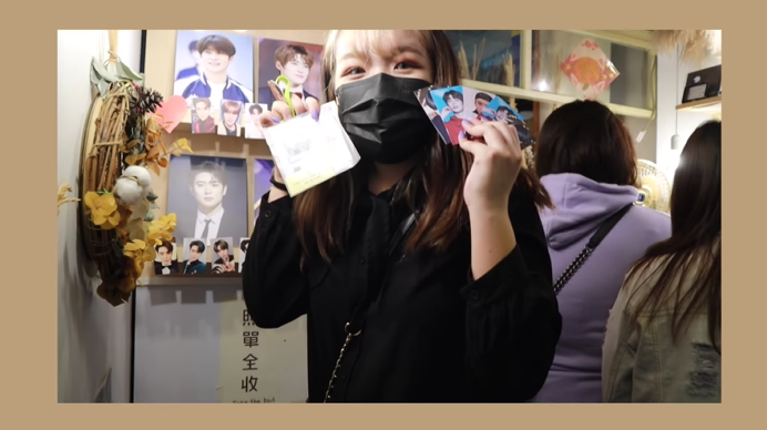 NEOLlGHTS's tweet photo. this girl really stopped to take pictures of jaehyun in the middle of her tinder date😭 https://t.co/CsVpg5R94J