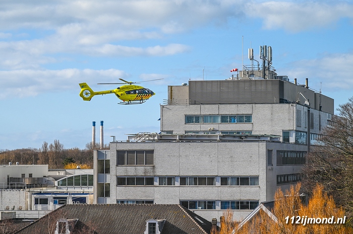 112ijmond's tweet image. Nu online: Lifeliner 5 "Corona-helikopter" landt op het RKZ in Beverwijk voor overplaatsing patiënt - 112ijmond.nl/nieuws/actueel… @RodeKruisZH @TraumaheliMMT