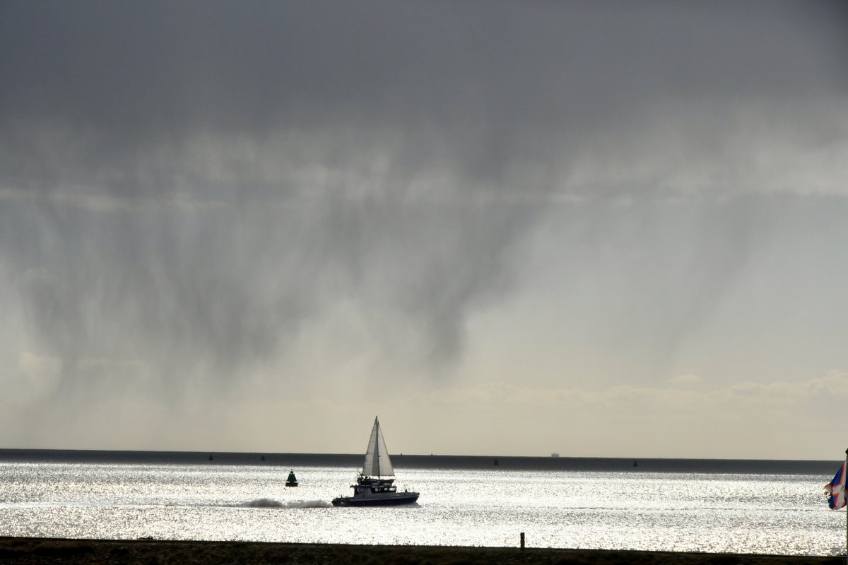 SytseSchoustra's tweet photo. Een ieniemienie buitje boven de Waddenzee vanmiddag, valstrepen mooi te zien  vanaf Terschelling https://t.co/MCSsS07bFg