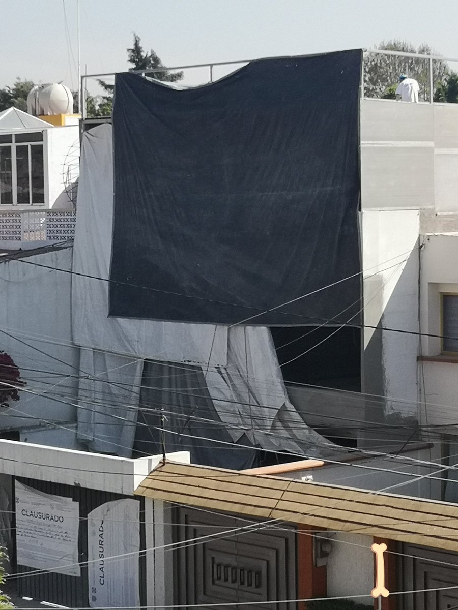 Hace dos días vino la <a href="/PDI_FGJCDMX/">Policía de Investigación</a> buscando al dueño de esta obra con sellos de clausura y hoy trabajan a todas luces con la música a todo volumen generando molestias en los vecinos que estamos en home office <a href="/Claudiashein/">Claudia Sheinbaum Pardo</a> <a href="/elsoldelomas/">El Sol de Lomas</a> <a href="/TlalpanCivico/">TlalpanCívico </a>