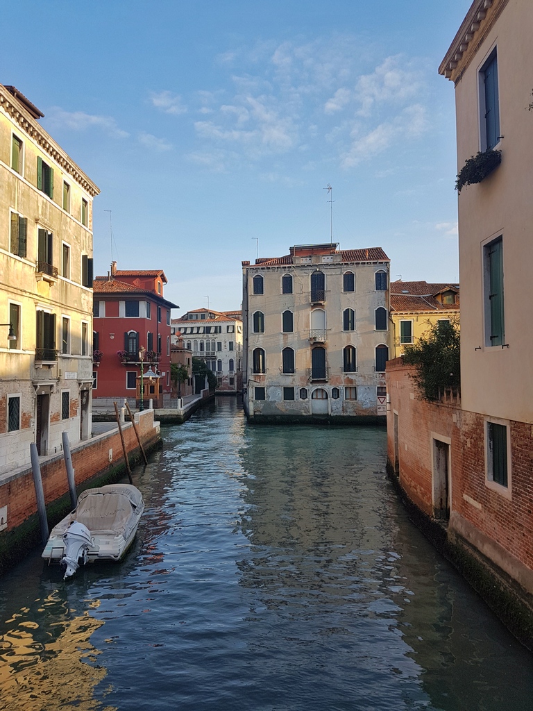 khula_akash's tweet photo. #Venice's street cleaners working early before the break of dawn. The real MVPs in the #Venetian city.

#khulaakash #nepalitravellers #nepali #italy #venicecanals #venicecity #venicecanals #gondola#travelphotography #traveldestination https://t.co/9citYp82Sv