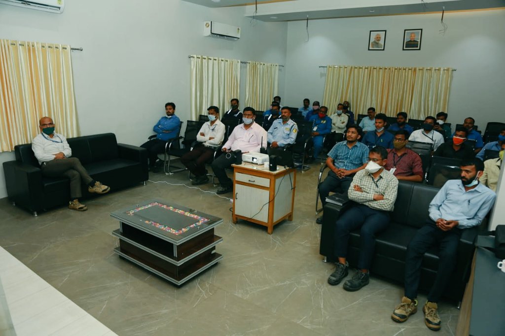 BPCLWai's tweet photo. Our employees watch the Hon'ble Prime Minister receiving the CERAWeek Global Energy &amp; Environment Leadership Award at Wai LPG Plant, Satara, Maharashtra @BPCLimited @sudiptom1968 @TVPANDIYAN1 @Santosh45774255 https://t.co/PdosaoqnEh