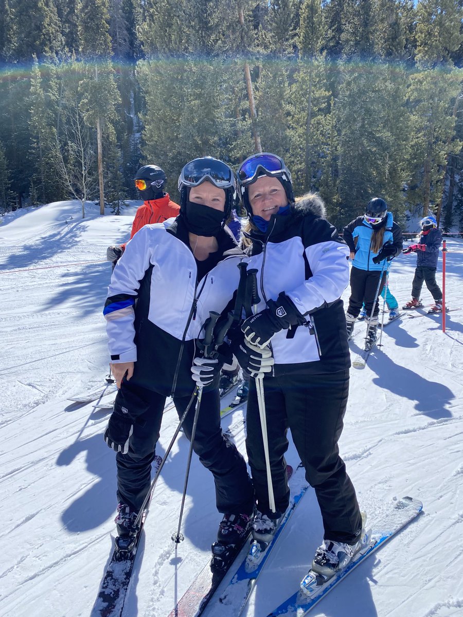 MasseyTracey's tweet photo. Great ski trip with ⁦@meccabassey⁩ ⁦@KeystoneMtn⁩ great snow and great weather https://t.co/Ews3WlsR9r