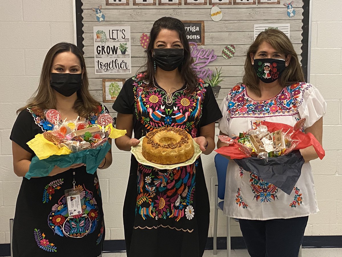 Amy_A_Ruvalcaba's tweet photo. Fiesta Friday at Garriga Elementary! 🪅 #FitLeaders #FridaySwag https://t.co/CJL0y4bScC