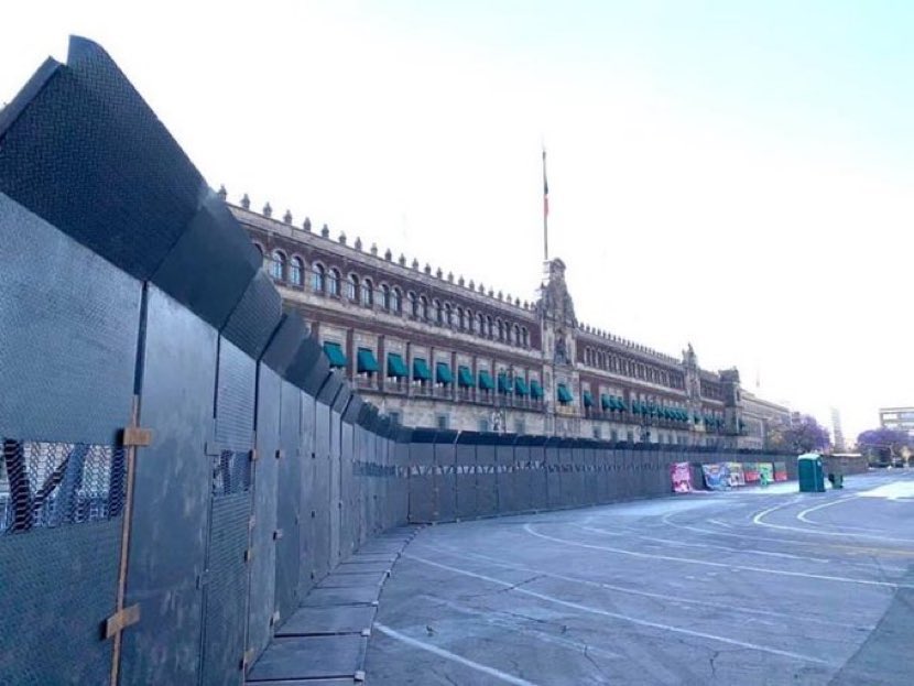 Aquí la historia de dos presidentes tan cercanos al pueblo que erigieron vallas para defenderse de él. 

#AMLOTemeALasMujeres