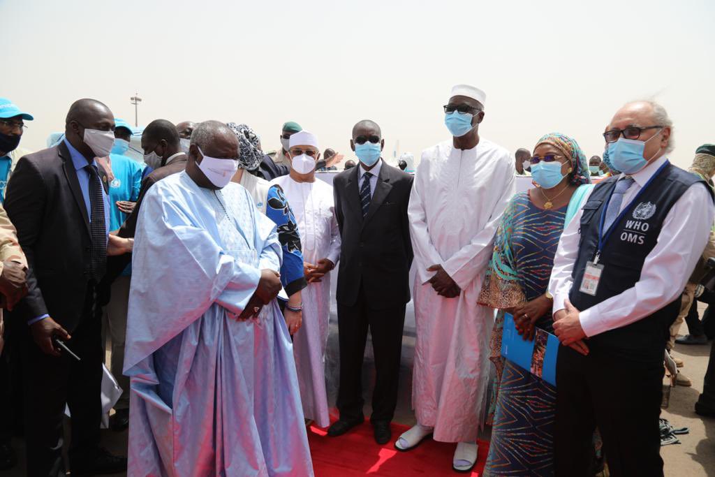 En présence de SEM Bah N’DAW, de la MSDS, du Représentant Spécial de MINUSMA, des Représentants de l’UNICEF et de l’OMS, le Mali reçoit ce 5 mars, son 1er lot de 396.000 vaccins à travers l’initiative COVAX. En tout 1.400.000 vaccins sont attendus jusqu’en fin mai 2021.