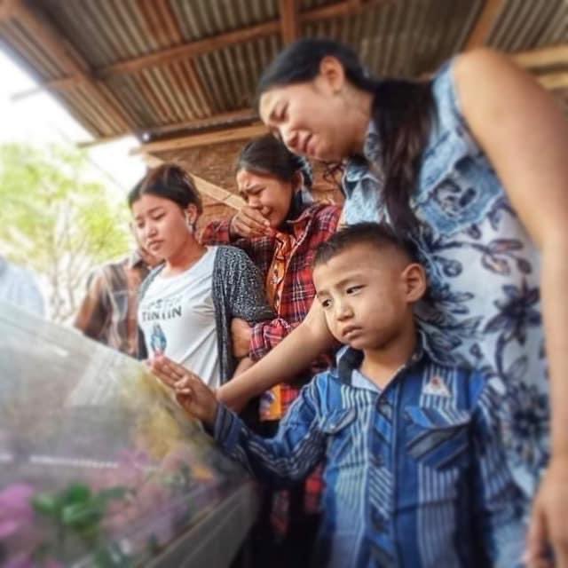 JoPixy1988's tweet photo. They are too young to face that kind of bad situation. They will never have perfect/complete families because their fathers were killed by Junta brutally. Junta are not cracking down the crowd, they destroys the family life. They are murdering the people. #WhatsHappeningInMyanmar https://t.co/QaR9zsRB1q