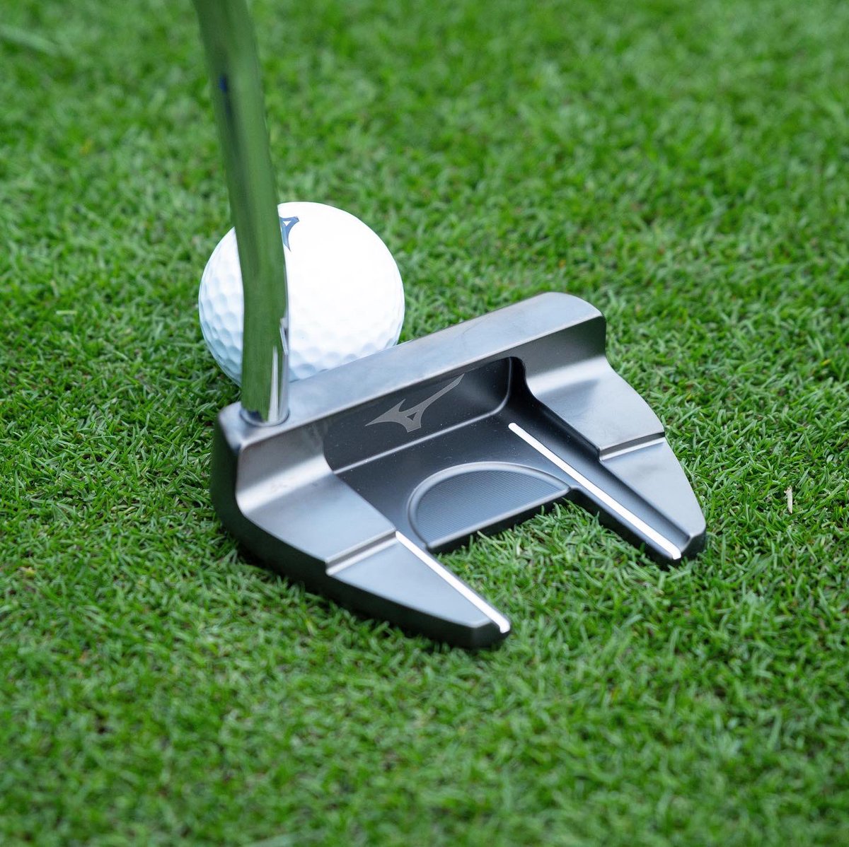 MizunoGolfNA's tweet photo. The M.Craft VI - a face balanced wing mallet to compliment the straight back/straight thru stroke #MCraftputter #nothingfeelslikeamizuno https://t.co/Ry9MwKXwDt