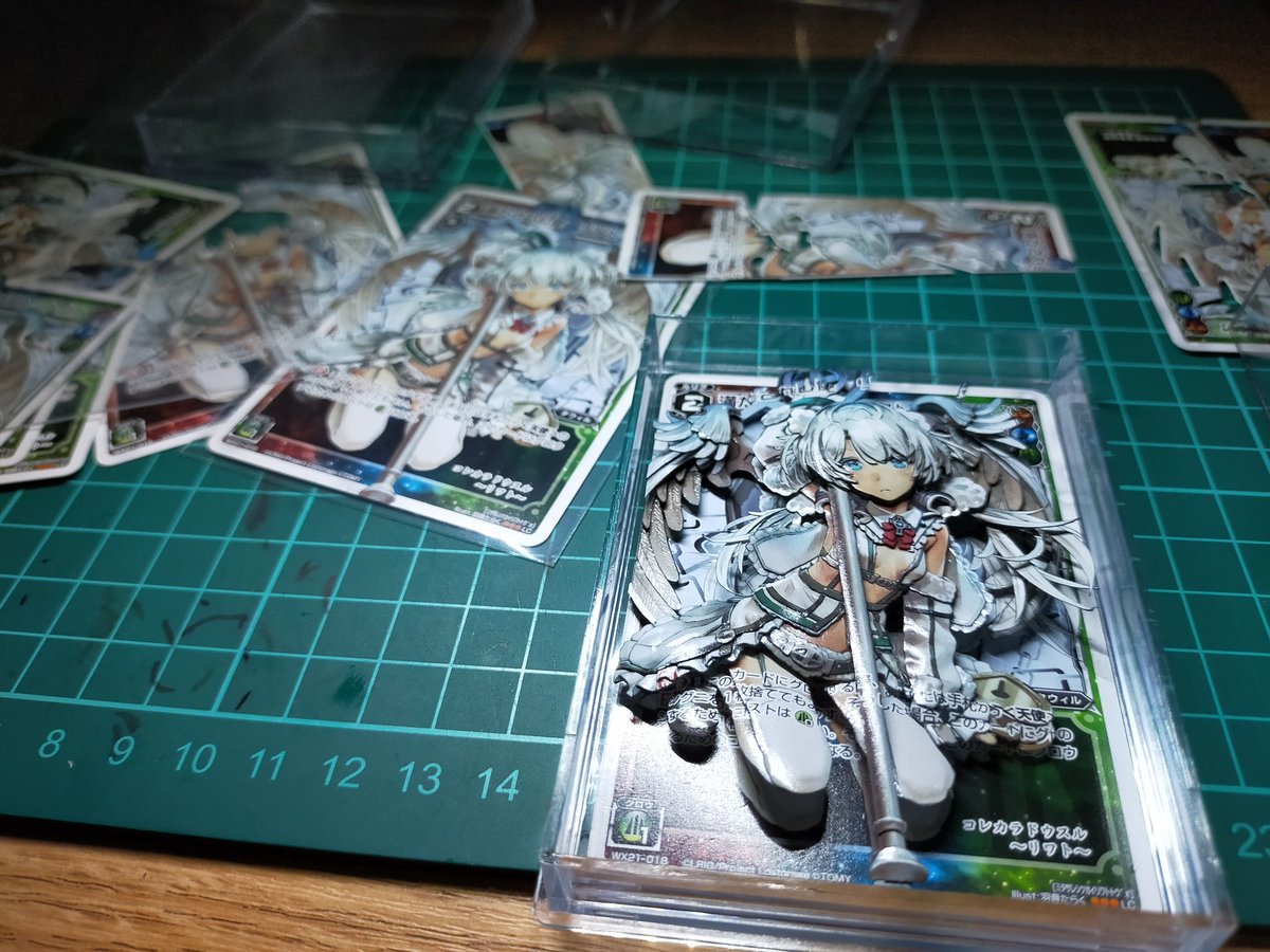 dapds4649's tweet photo. 10作品目
今回はWIXOSSの「満たされし使 リワト＝トヴォ」をシャドーボックスにしてみました！
羽音たらくさんの絵に一目惚れしてしまい難しそうでしたが挑戦させて頂きました。
ちなみに4枚目の写真は1作品目のものです。10作品も作ると上手くなるもんですね（笑）
#シャドーボックス https://t.co/ATN14cvxUc