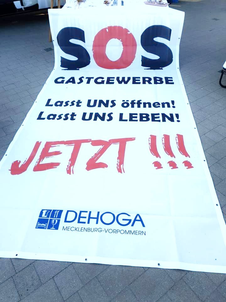 Ein gutes und notwendiges Zeichen! #Gastro und #Einzelhandel sowie andere Branchen liegen nicht nur am Boden, sie sind buchstäblich am Ende. Danke an die <a href="/DEHOGA_MV/">DEHOGA MV</a> und alle Beteiligten für die heutige Demonstration! #Corona
#Hilfe #Jetzt #Schnell <a href="/ManuelaSchwesig/">Manuela Schwesig</a> <a href="/SPDLandtagMV/">SPD-Landtagsfraktion MV</a>