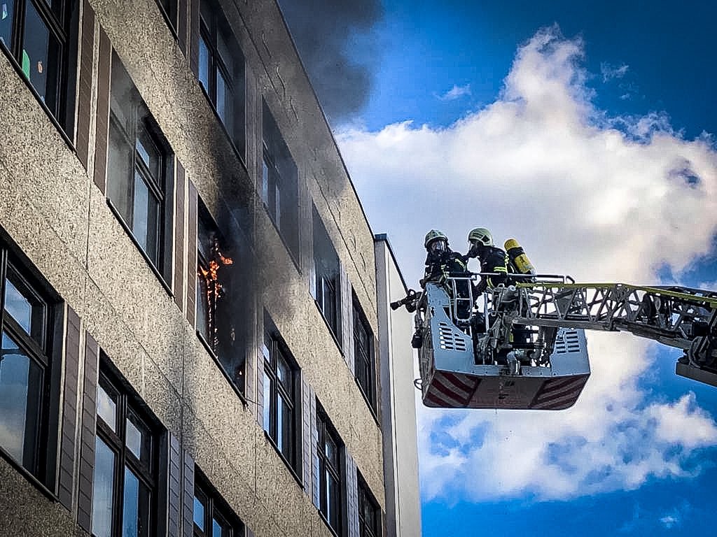 📟Feuermeldung 📍Riebeckstr.

Heute Nachmittag kam es zum Brand in einem Klassenzimmer. Das Feuer🔥 konnte schnell gelöscht werden. Aufgrund der starken Rauchentwicklung zogen sich die Lüftungsmaßnahmen hin. Es gab keine Verletzten.

#Leipzig #leipzig112 #wirschützenleipzig
