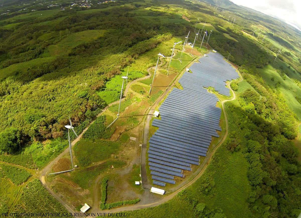 HAFFNERAlexand1's tweet photo. Les énergies vertes gagnent du terrain à la Réunion.
Sur cette photo , le parc photovoltaïque et le parc éolien de bagatelle... https://t.co/KoITq7UvpL
