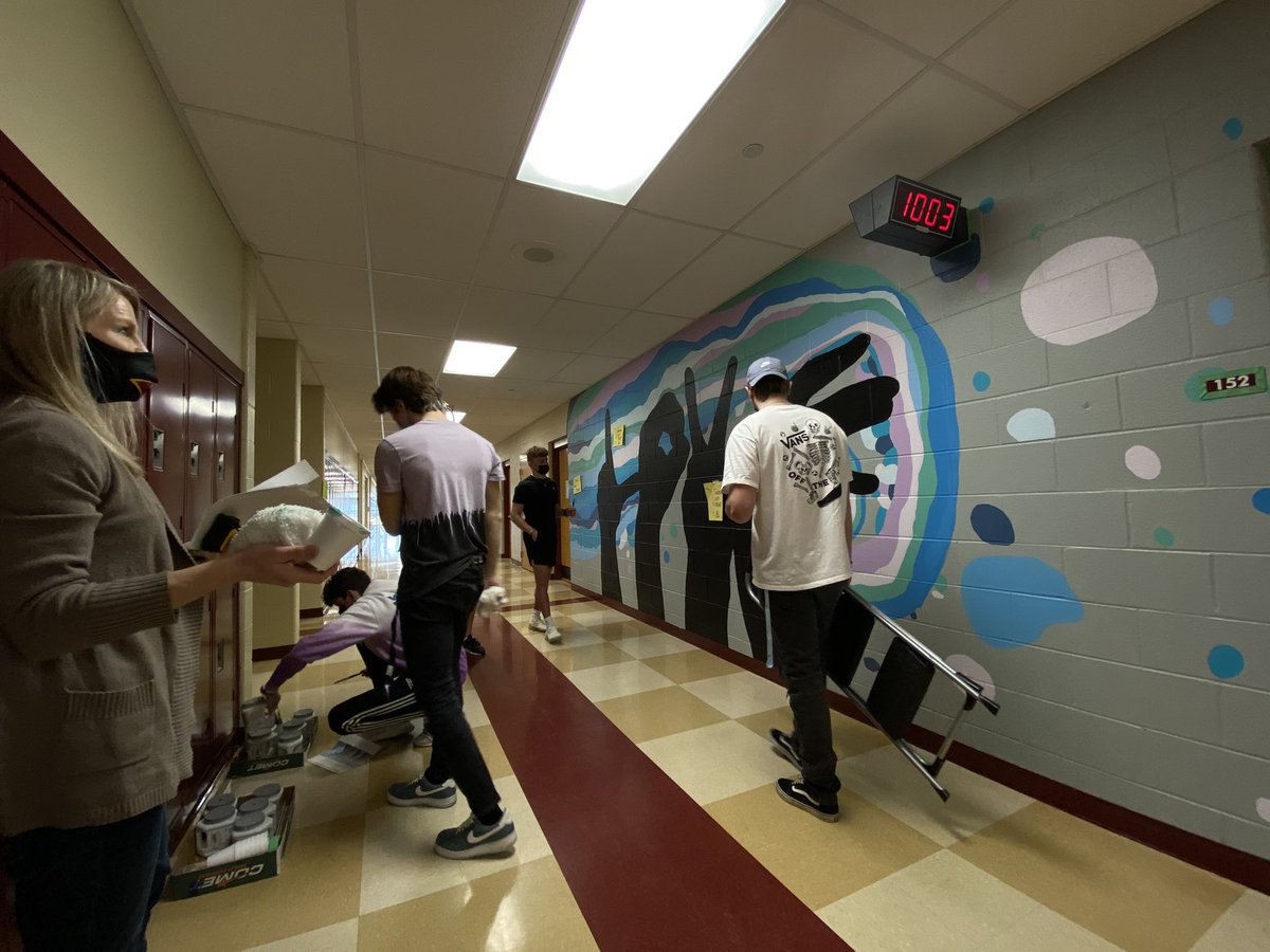 RossHighTimes's tweet photo. T  H  I  S    J  U  S  T    I  N :                           Ross High School’s murals and painting class uses their creativity to spread the message of human kindness through their latest piece located in the 150 hallway. https://t.co/nQGrrqqI0X